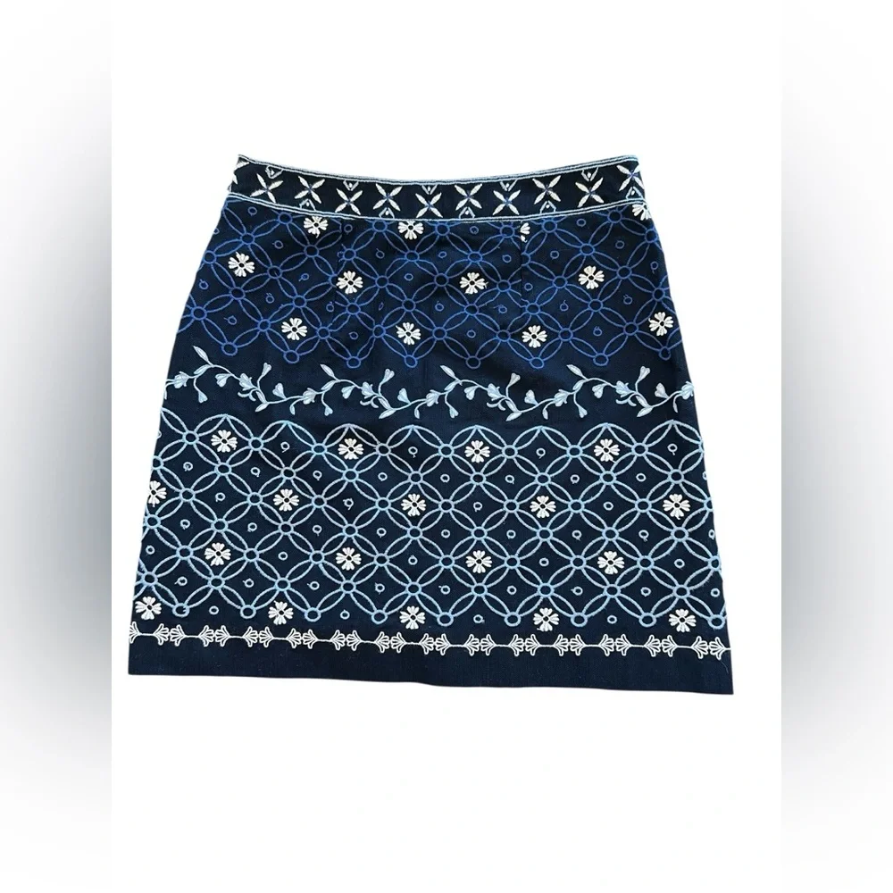 SOLD💙 EUC ANN TAYLOR LOFT Embroidered Navy Blue Skirt | Size 4 - Picture 3 of 10